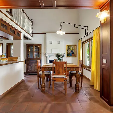 Sleeps 6 With Pool And Air Con