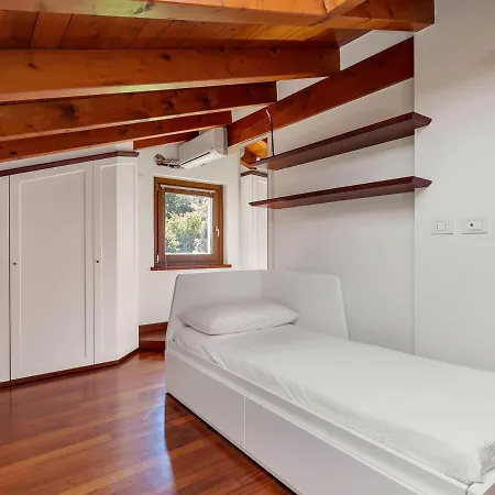 Sleeps 6 With Pool And Air Con *