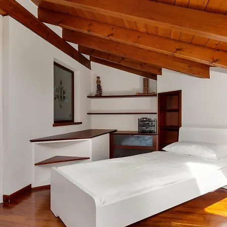 Sleeps 6 With Pool And Air Con Brebbia