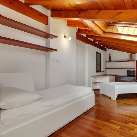 Sleeps 6 With Pool And Air Con