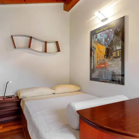 Vila Sleeps 6 With Pool And Air Con